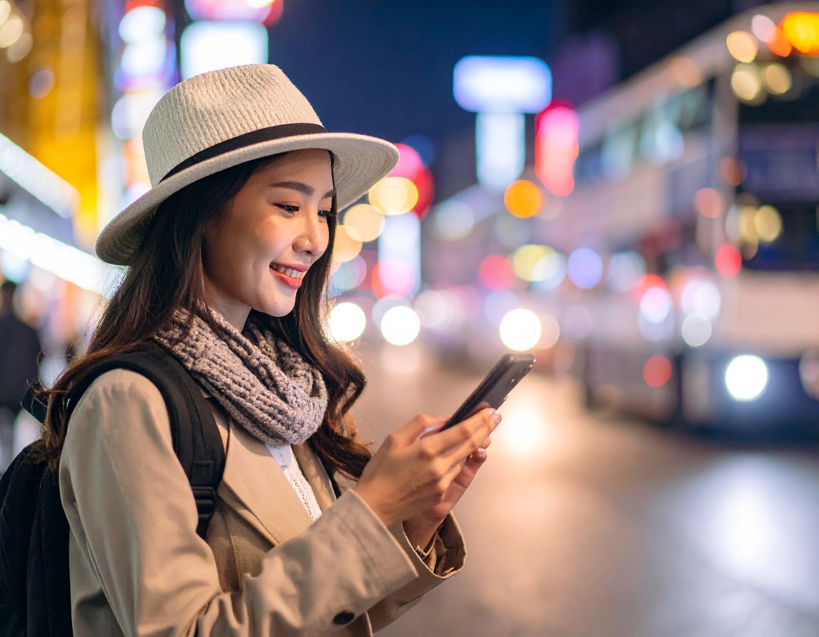 Mujer usando Glimpse: La extensión gratuita que potencia Google Trends y revela lo que la gente realmente busca