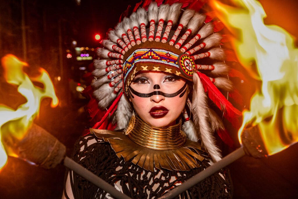 India Sexy con plumas y fuego