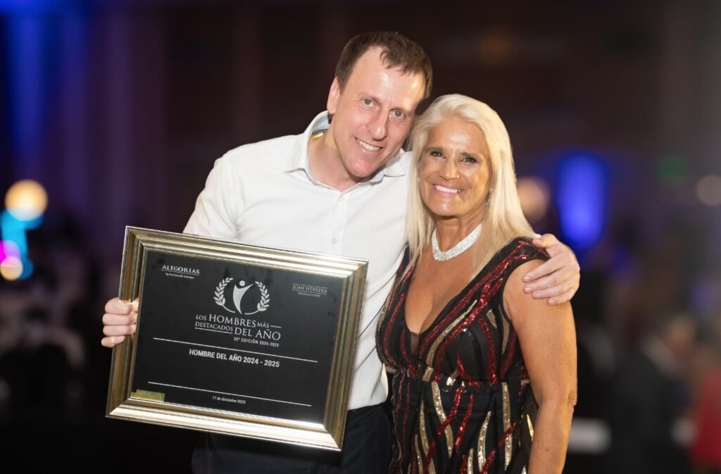 Hombre y mujer en evento elegante.