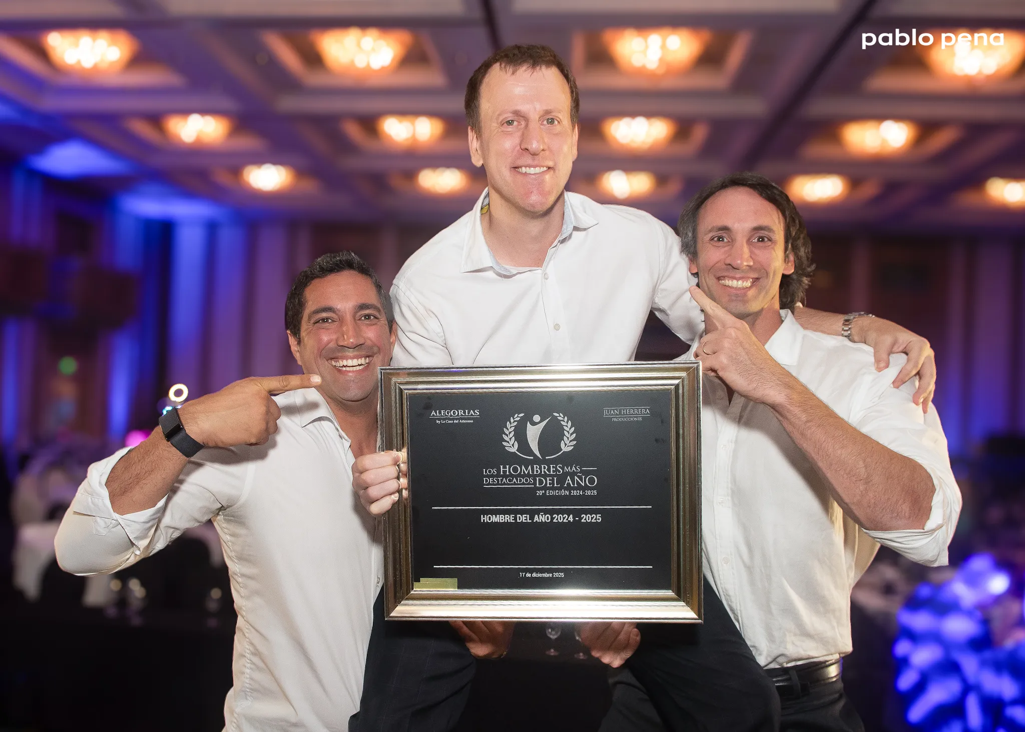 Fernando Montero, alias Monti, con el premio de Hombre del Año junto a sus amigos