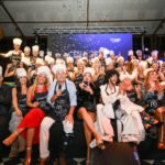 Celebración con muchos famosos y invitados.