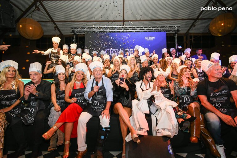 Celebración con muchos famosos y invitados.