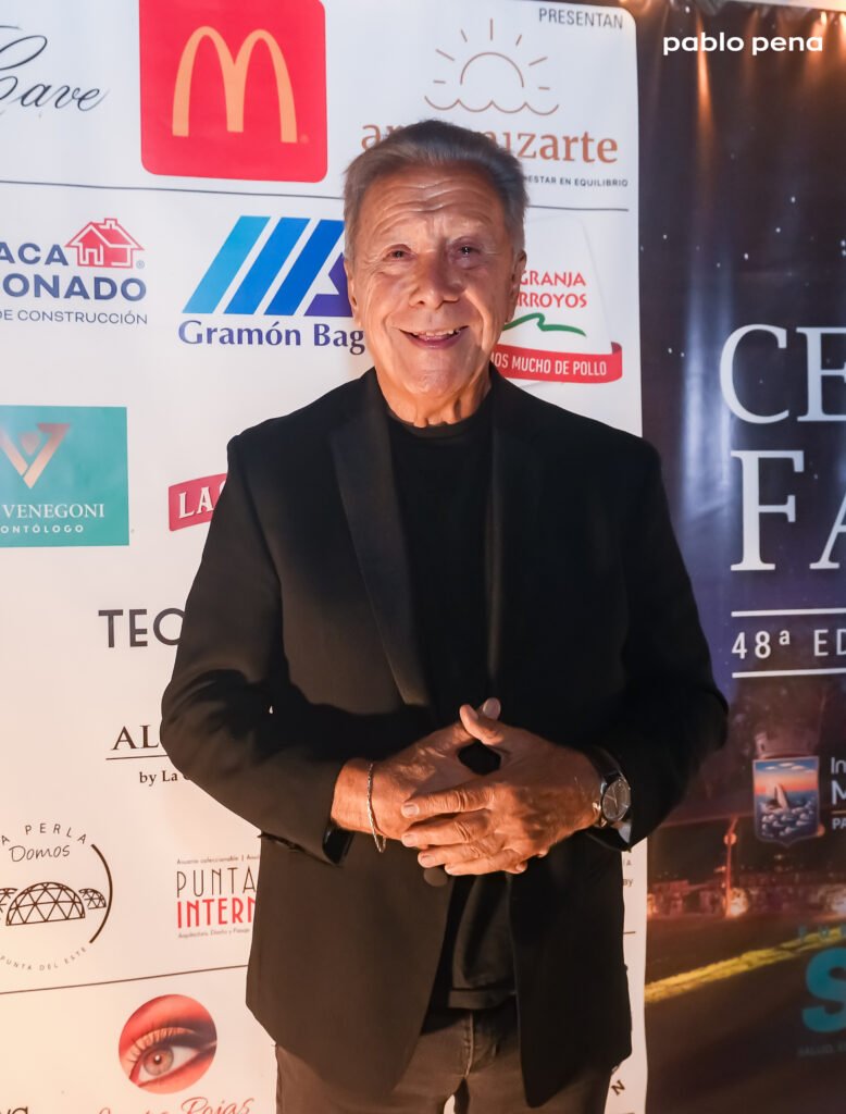 Evento elegante con fondo publicitario.