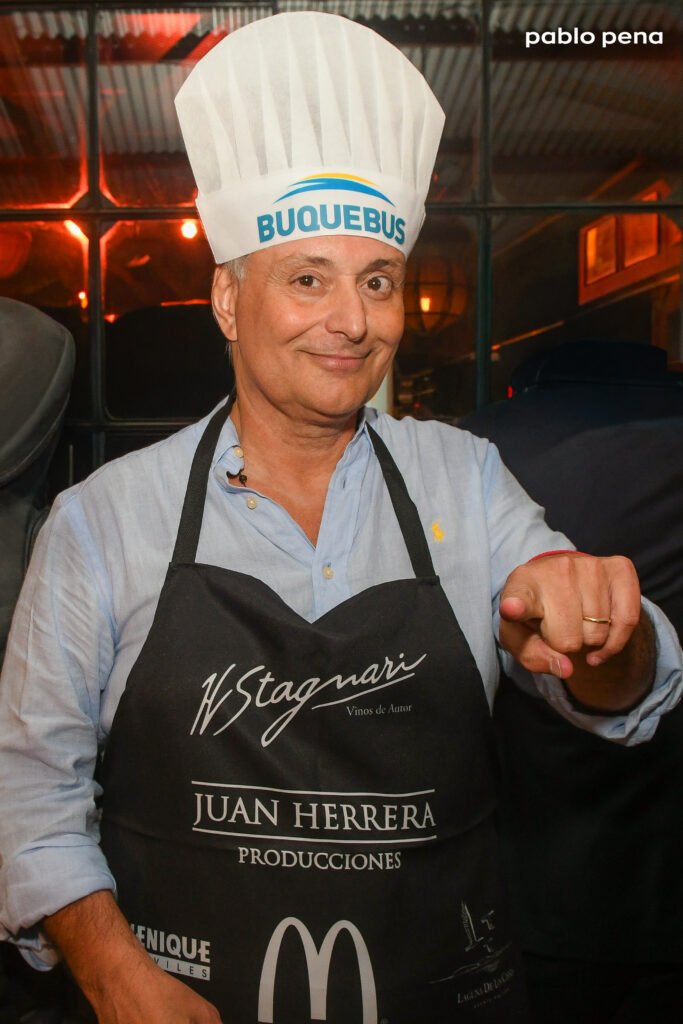 Juan Herrera con gorro y delantal
