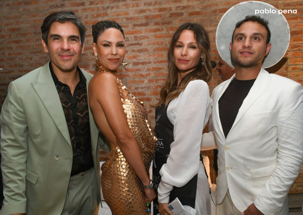 Cuatro famosos en evento elegante.