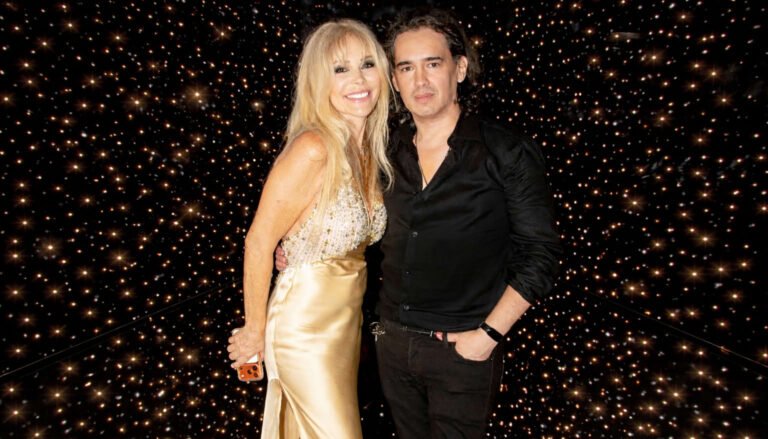 Cabinas Fotográficas: experiencias interactivas para eventos que buscan sorprender en Uruguay 3 Graciela Alfano y Pablo Pena en una Cabina fotográfica de S.O.S llamado tunel galaxia