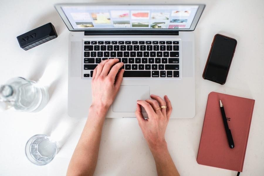 creador de contenido editorial y seo en entorno de trabajo profesional