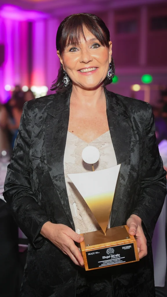 Carolina Garcia con su premio de Mujer del Año