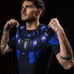 Jugador de la selección uruguaya con camiseta de alternativa