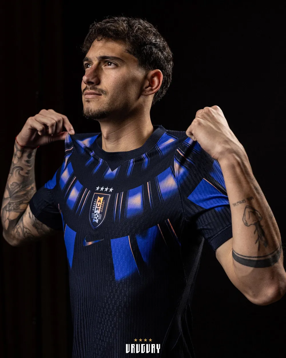 ¿Fotos reales o inteligencia artificial? La campaña de la camiseta de Uruguay que genera dudas 1 Jugador de la selección uruguaya con camiseta de alternativa