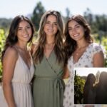 Tres mujeres sonriendo en viñedo.