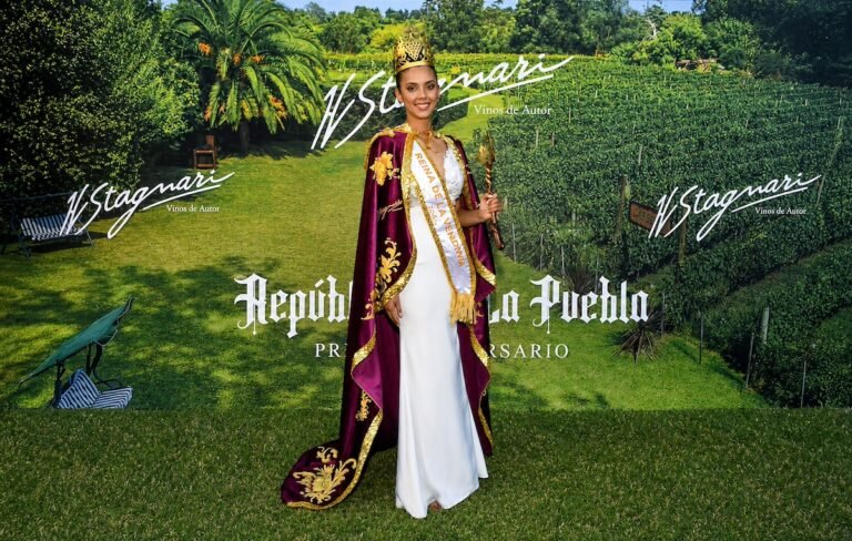 Emilia Tort coronada como primera Reina de la Vendimia de H. Stagnari durante el evento realizado en los jardines de la bodega, posando para el fotógrafo uruguayo Pablo Pena