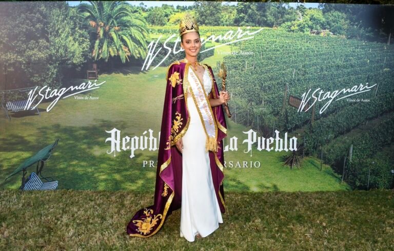 Emilia Tort fue elegida Reina de la Vendimia H. Stagnari 2026 en un evento que combinó vino, cultura y música, marcando una nueva tradición en Uruguay.