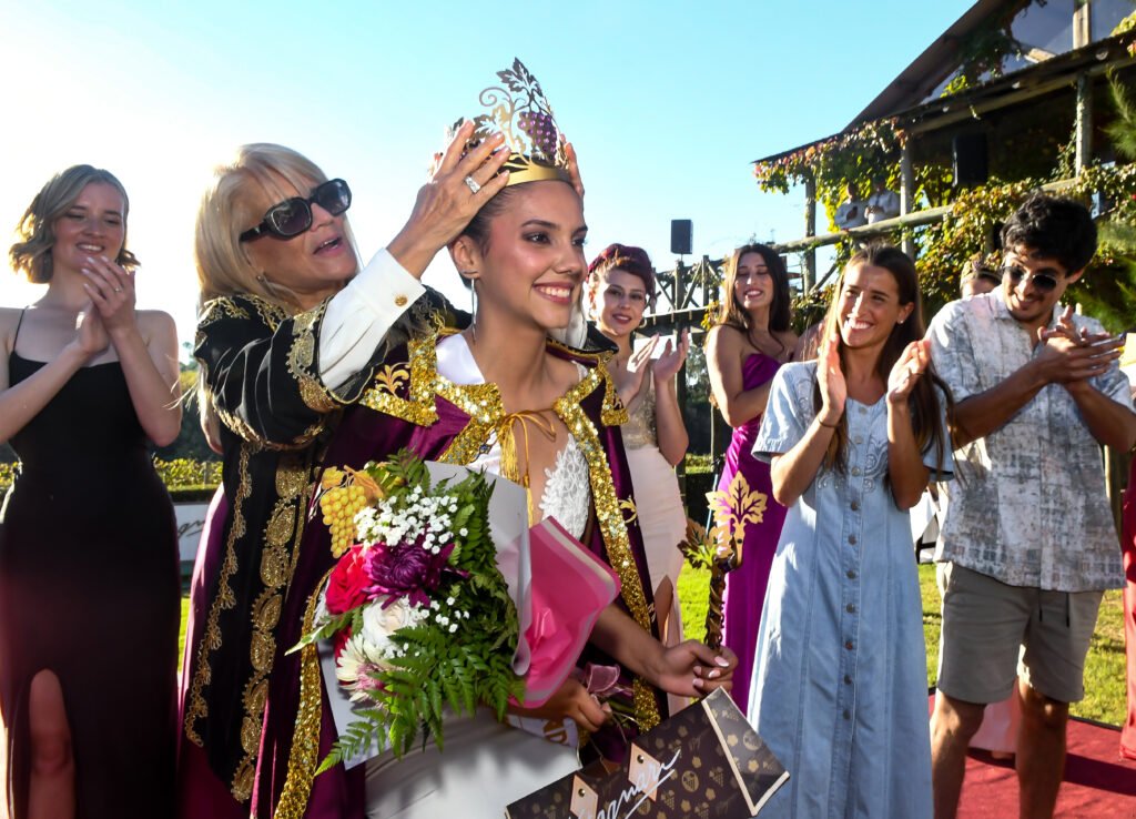 Reina de la Vendimia H. Stagnari 2026: Emilia Tort fue la ganadora 9 Virginia Moreira coronando a la reina