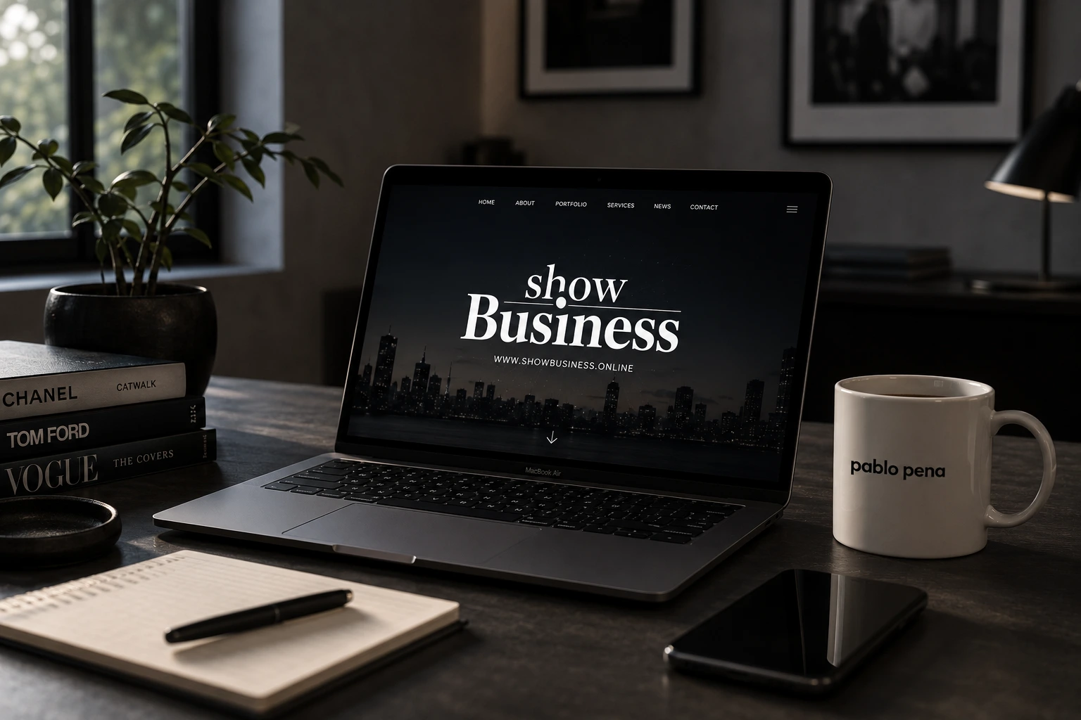 Publisher digital vs influencer: construir audiencia más allá de las redes 1 Publisher digital con una MacBook Air con el portal Show Business y una taza con logo del fotógrafo Pablo Pena