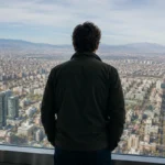 Hombre observando la ciudad desde un mirador panorámico, reflexionando sobre experiencia, reputación y el mundo digital.