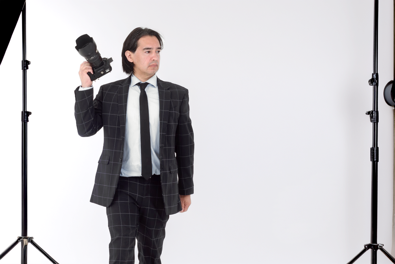 Hoy es más fácil que nunca parecer experto y más difícil que nunca serlo 1 Fotógrafo Pablo Pena en el estudio del diario EL País