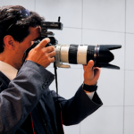 Pablo Pena, fotógrafo profesional uruguayo, con su cámara durante una producción fotográfica en Buenos Aires