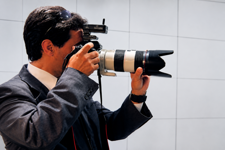 Cómo contratar un fotógrafo en Uruguay: guía completa con consejos de un profesional 1 Pablo Pena, fotógrafo profesional uruguayo, con su cámara durante una producción fotográfica en Buenos Aires