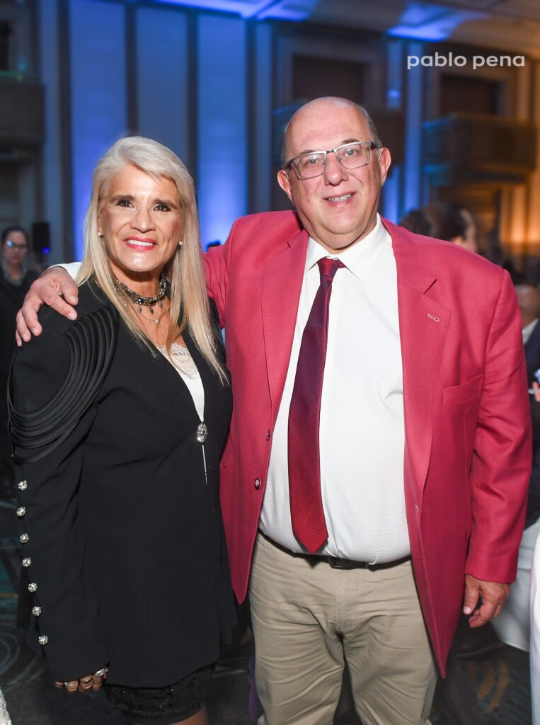 Virginia Moreira y el Dr. Raúl Germán Rodríguez en la gala Reconocimiento a la Ciencia y la Salud del Uruguay 2026