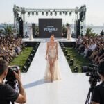 Fotógrafo y camarógrafo cubriendo un desfile de moda al aire libre en Montevideo