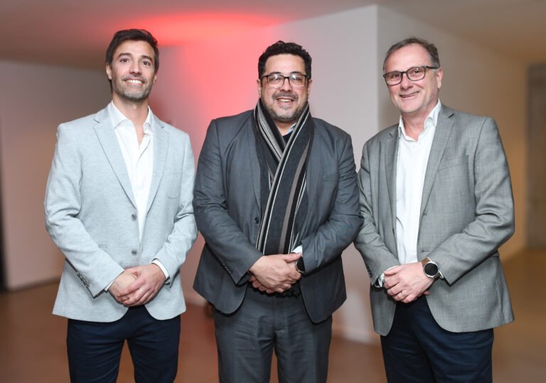 Pata Sánchez junto a representantes del Instituto Vidart en la inauguración del Centro Nacional de IA, LATU, Uruguay