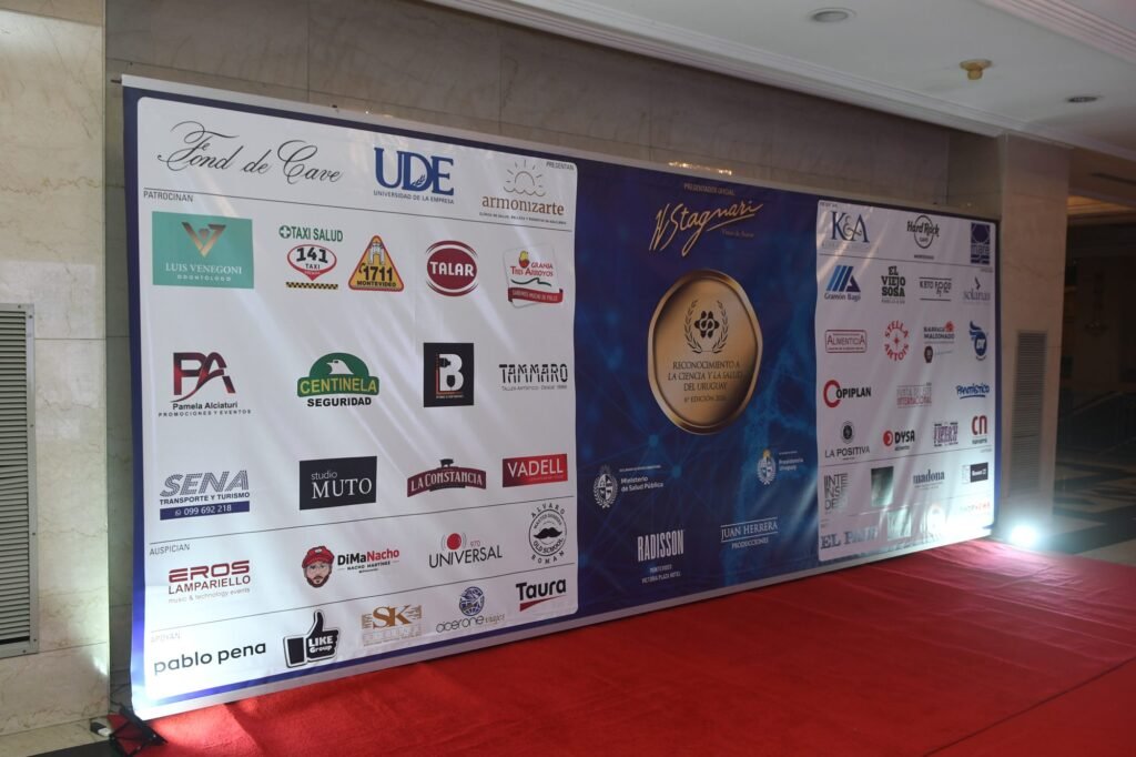 Backdrop de sponsors de la 6.ª edición de la gala Reconocimiento a la Ciencia y la Salud del Uruguay 2026 en el Radisson Montevideo Victoria Plaza Hotel