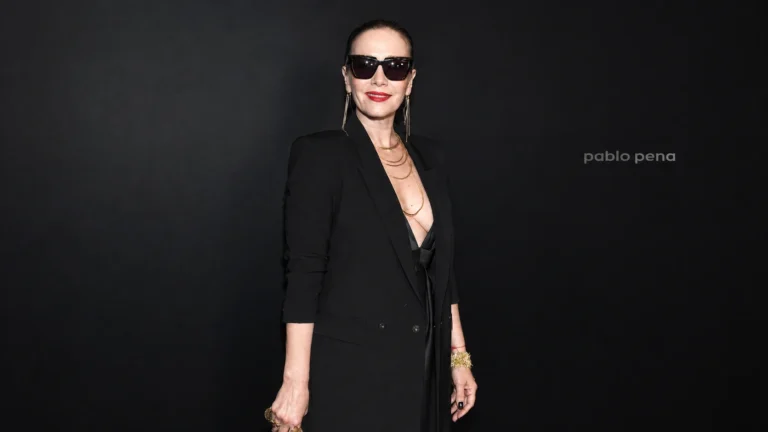 Natalia Oreiro, invitada especial del Renato Papiccio Runway en el Sofitel Carrasco 1 Natalia Oreiro con blazer negro y lentes de sol en el Renato Papiccio Runway del Sofitel Carrasco, Montevideo