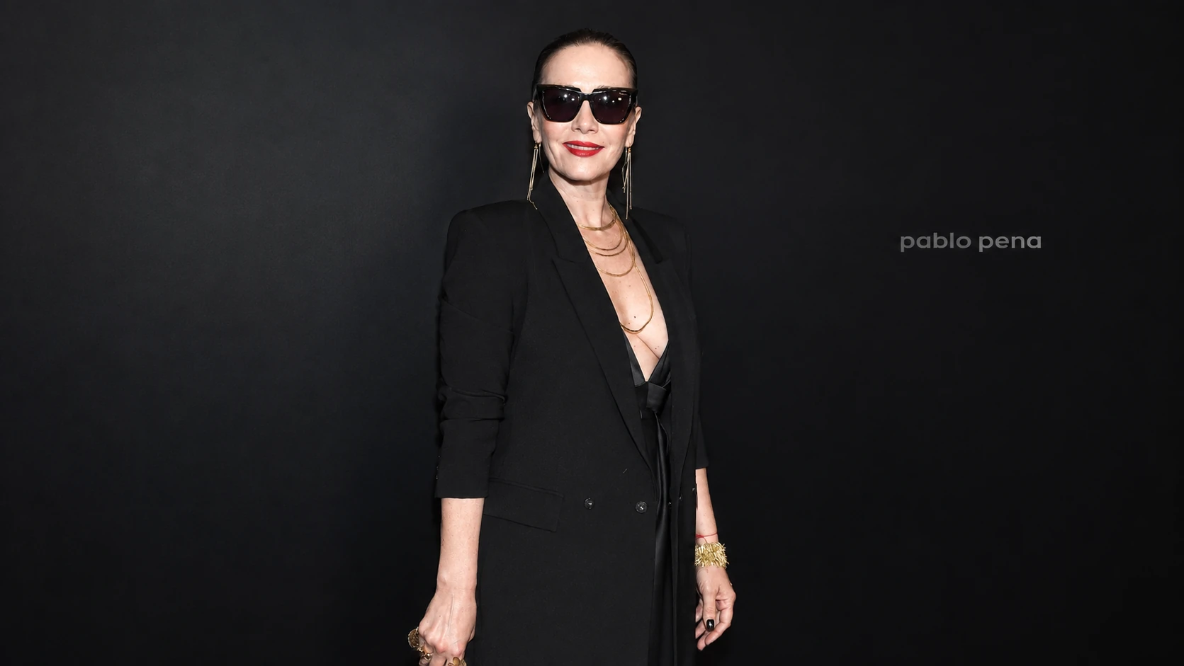 Natalia Oreiro con blazer negro y lentes de sol en el Renato Papiccio Runway del Sofitel Carrasco, Montevideo