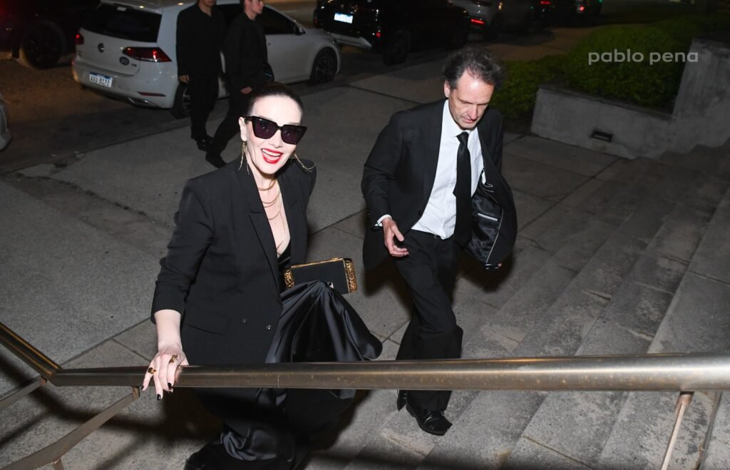 Natalia Oreiro llega por la escalinata del Sofitel, de traje negro y lentes oscuros – Renato Papiccio Runway, Sofitel Carrasco
