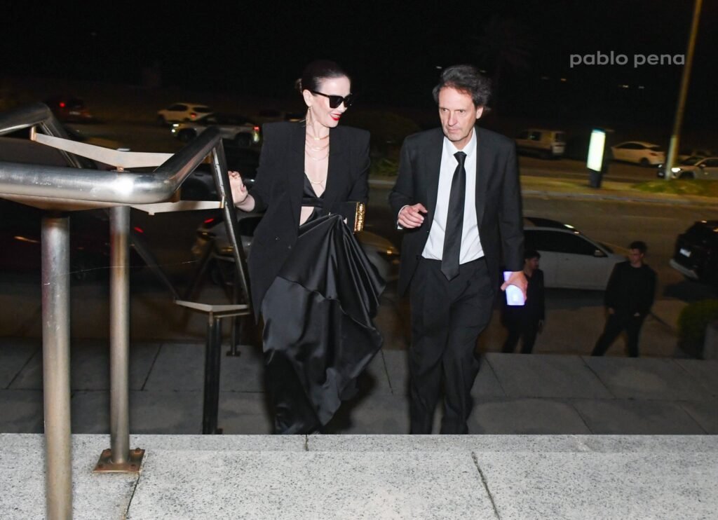 Natalia Oreiro llega a la entrada con lentes de sol y conjunto negro – Renato Papiccio Runway, Sofitel Carrasco