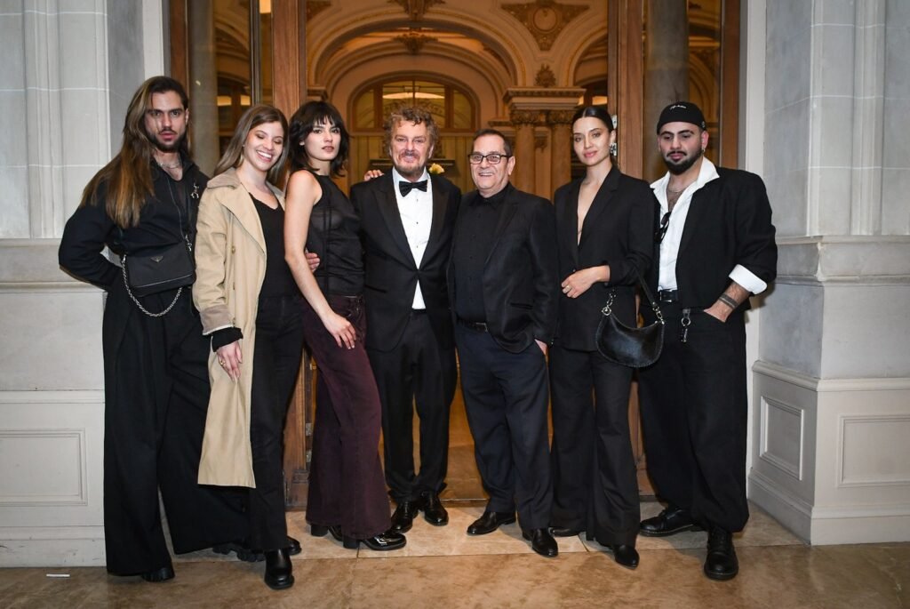 Grupo de siete invitados vestidos de negro en los salones – Renato Papiccio Runway, Sofitel Carrasco