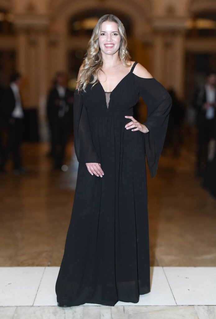 Invitada rubia con vestido largo negro de hombros descubiertos – Renato Papiccio Runway, Sofitel Carrasco