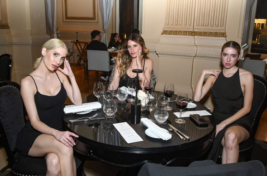 Tres invitadas con vestidos negros en la cena – Renato Papiccio Runway, Sofitel Carrasco