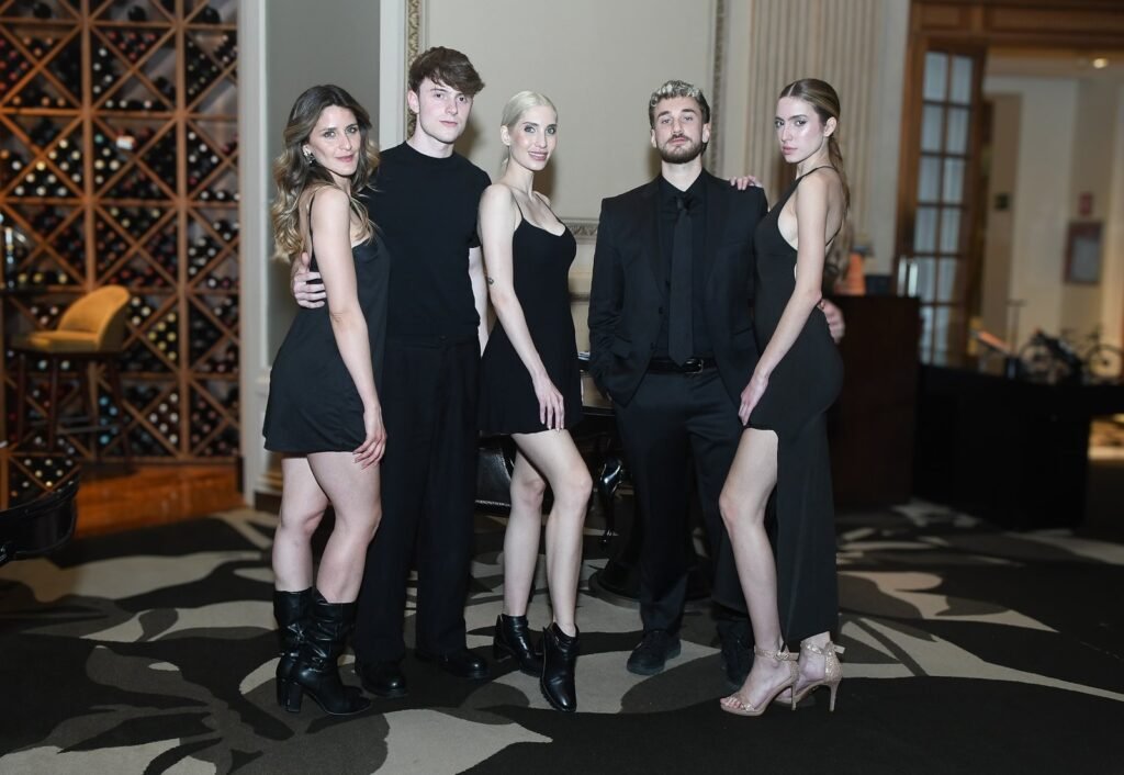 Invitados jóvenes vestidos de negro junto a la cava de vinos – Renato Papiccio Runway, Sofitel Carrasco