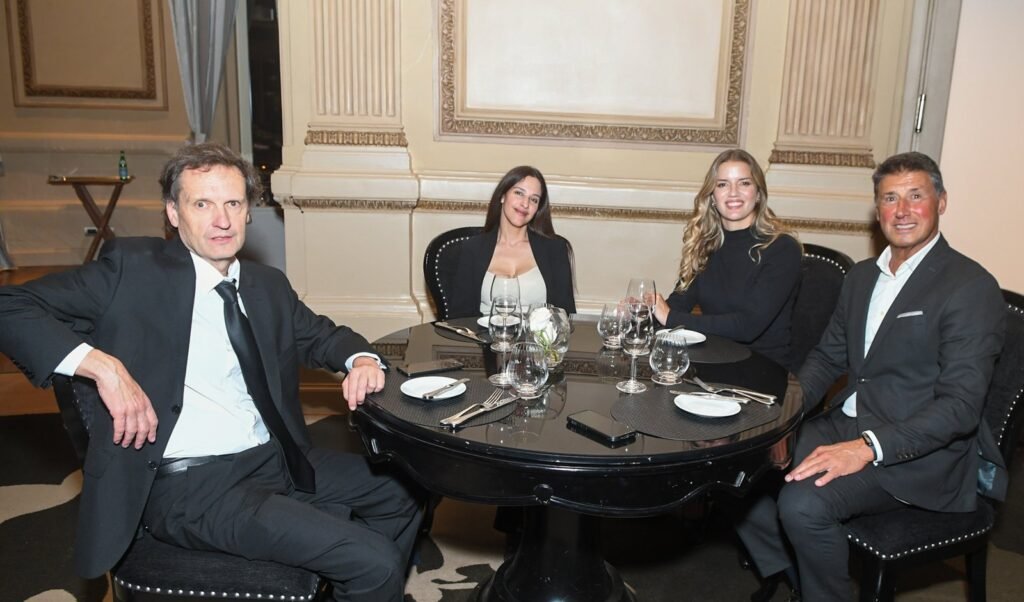 Cuatro invitados en una mesa redonda durante la cena – Renato Papiccio Runway, Sofitel Carrasco