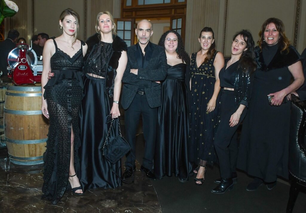 Grupo de invitadas con vestidos de gala negros – Renato Papiccio Runway, Sofitel Carrasco