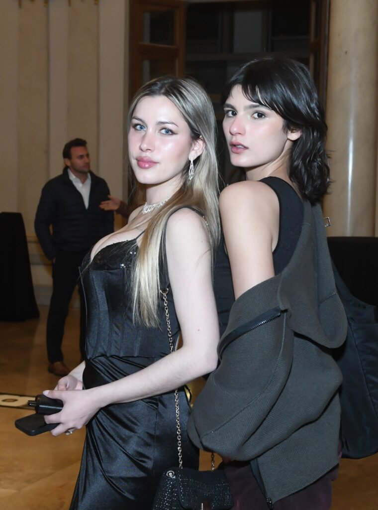 Dos jóvenes invitadas de negro en el salón – Renato Papiccio Runway, Sofitel Carrasco
