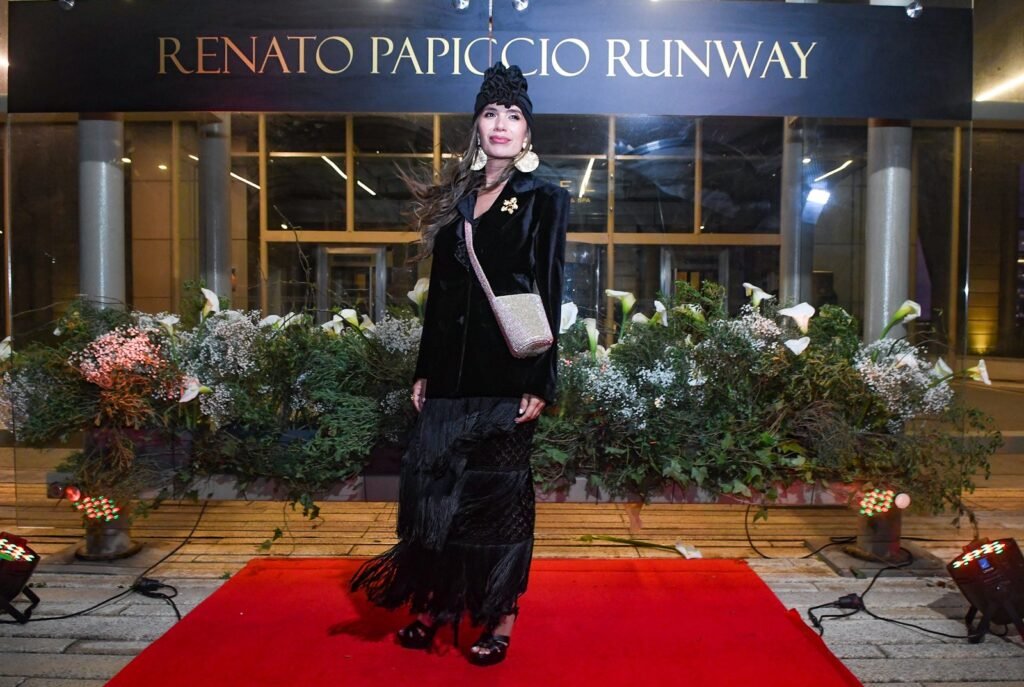 Natalia Oreiro con chaqueta negra y falda larga en la alfombra roja – Renato Papiccio Runway, Sofitel Carrasco