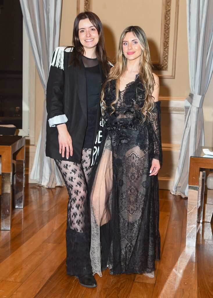 Invitada con vestido de encaje negro transparente junto a una amiga – Renato Papiccio Runway, Sofitel Carrasco