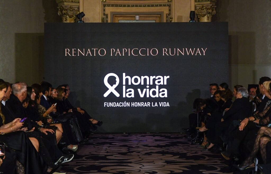 Pasarela del desfile con el logo de la Fundación Honrar la Vida y el público – Renato Papiccio Runway, Sofitel Carrasco