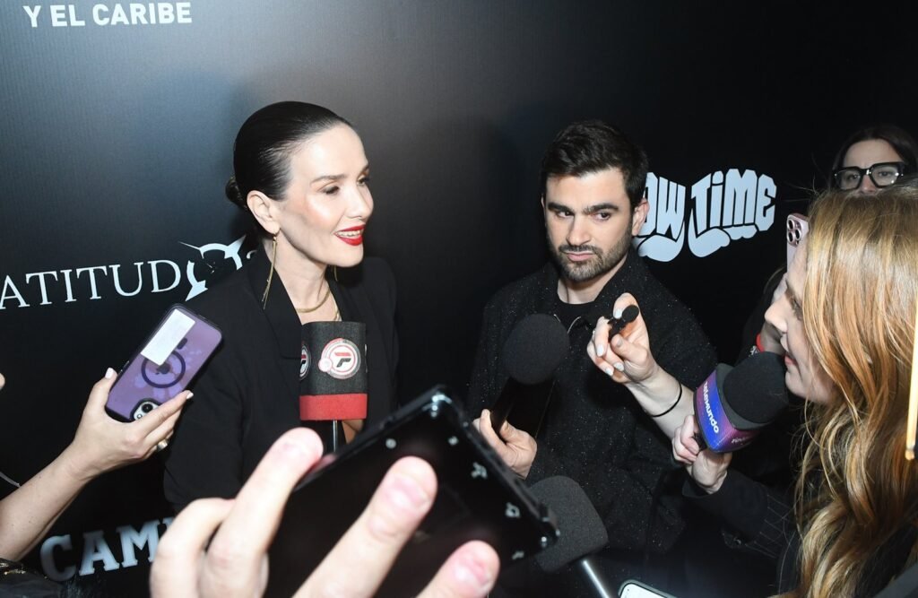 Natalia Oreiro atiende a la prensa frente a micrófonos – Renato Papiccio Runway, Sofitel Carrasco