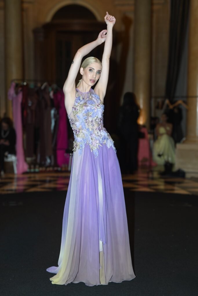 Desfile: modelo con vestido largo lavanda bordado y abertura – Renato Papiccio Runway, Sofitel Carrasco