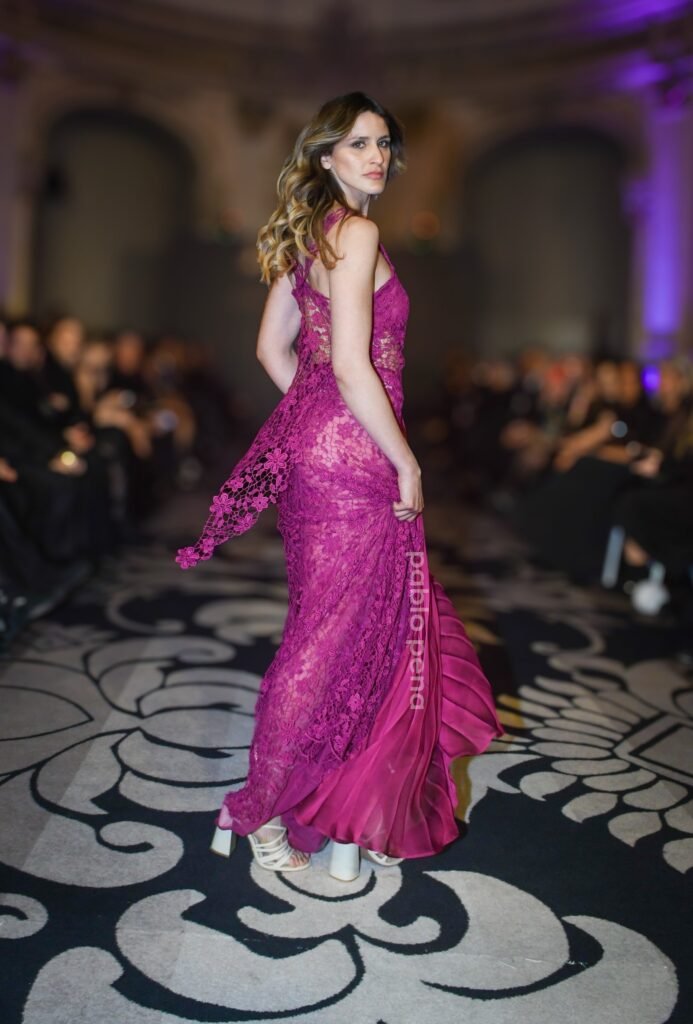 Desfile: modelo de espaldas con vestido fucsia de encaje – Renato Papiccio Runway, Sofitel Carrasco