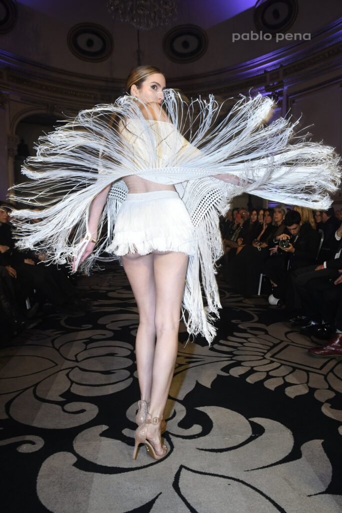 Desfile: modelo con diseño blanco de flecos en movimiento – Renato Papiccio Runway, Sofitel Carrasco