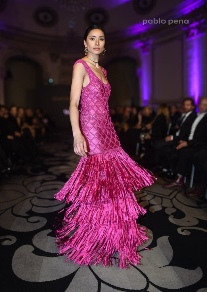 Desfile: modelo con vestido sirena fucsia de flecos – Renato Papiccio Runway, Sofitel Carrasco