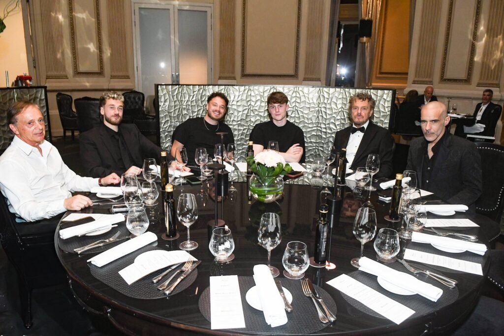 Invitados vestidos de negro comparten la mesa en la cena – Renato Papiccio Runway, Sofitel Carrasco