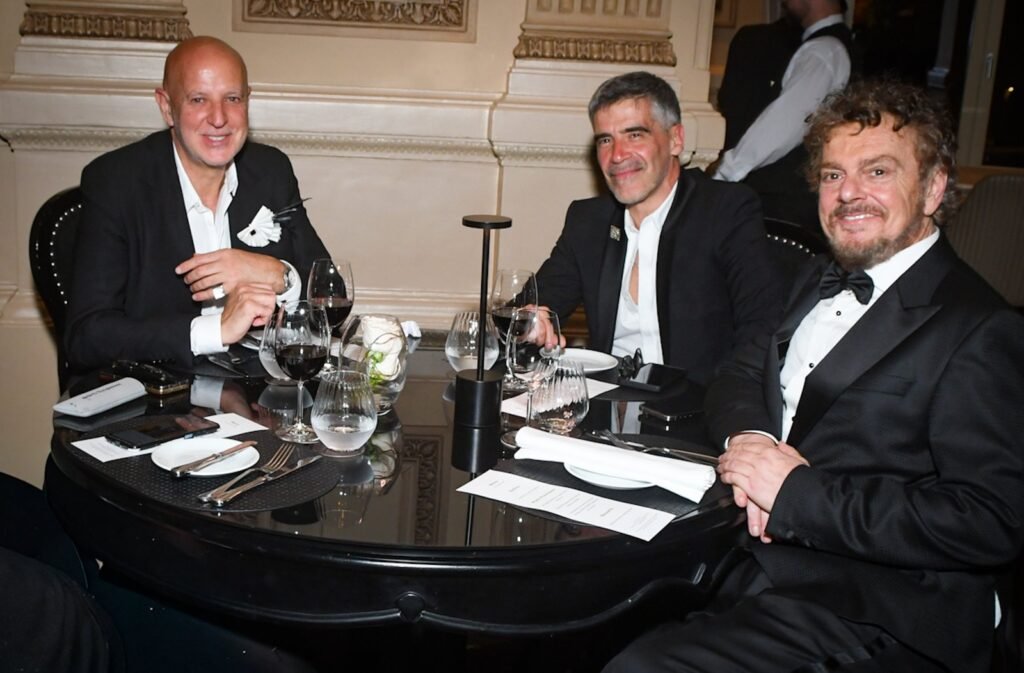 Tres hombres de traje en la mesa durante la cena – Renato Papiccio Runway, Sofitel Carrasco