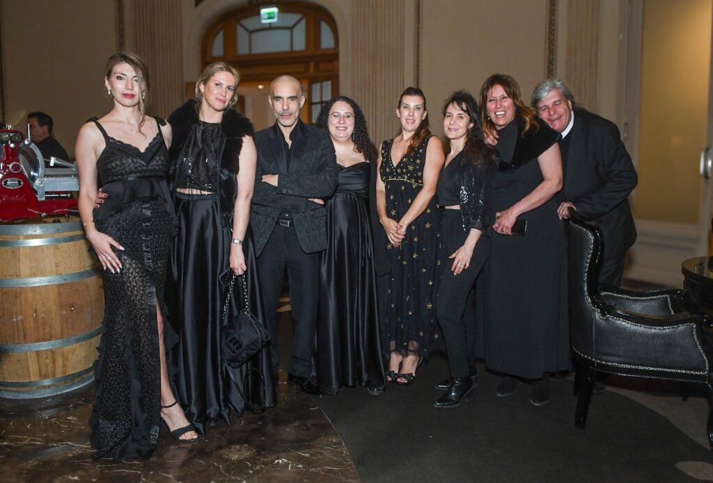 Invitadas con vestidos negros de gala junto a un hombre de negro – Renato Papiccio Runway, Sofitel Carrasco