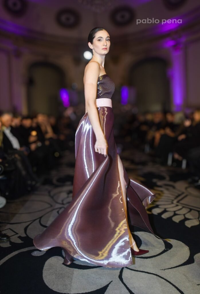 Desfile: modelo con top strapless y falda larga satinada ciruela – Renato Papiccio Runway, Sofitel Carrasco